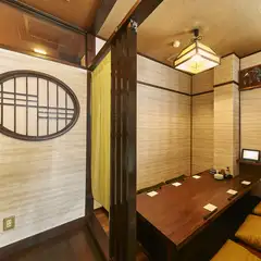 広々としたお席でゆったり会話を楽しんで