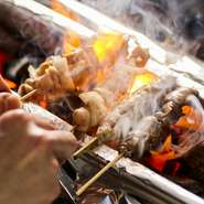 様々な鶏の部位を色々な料理法で楽しめ、コース料理でも手作りにこだわった料理人の気持ちの入った料理をお楽しみいただけます！歓送迎会、同窓会、女子会、合コンなど様々なシーンでご利用下さいませ☆

