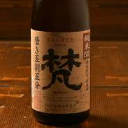 日本全国から厳選した銘酒を、常時15種類以上取り揃えています。そんな日本酒とよく合う料理でお迎えいたします。