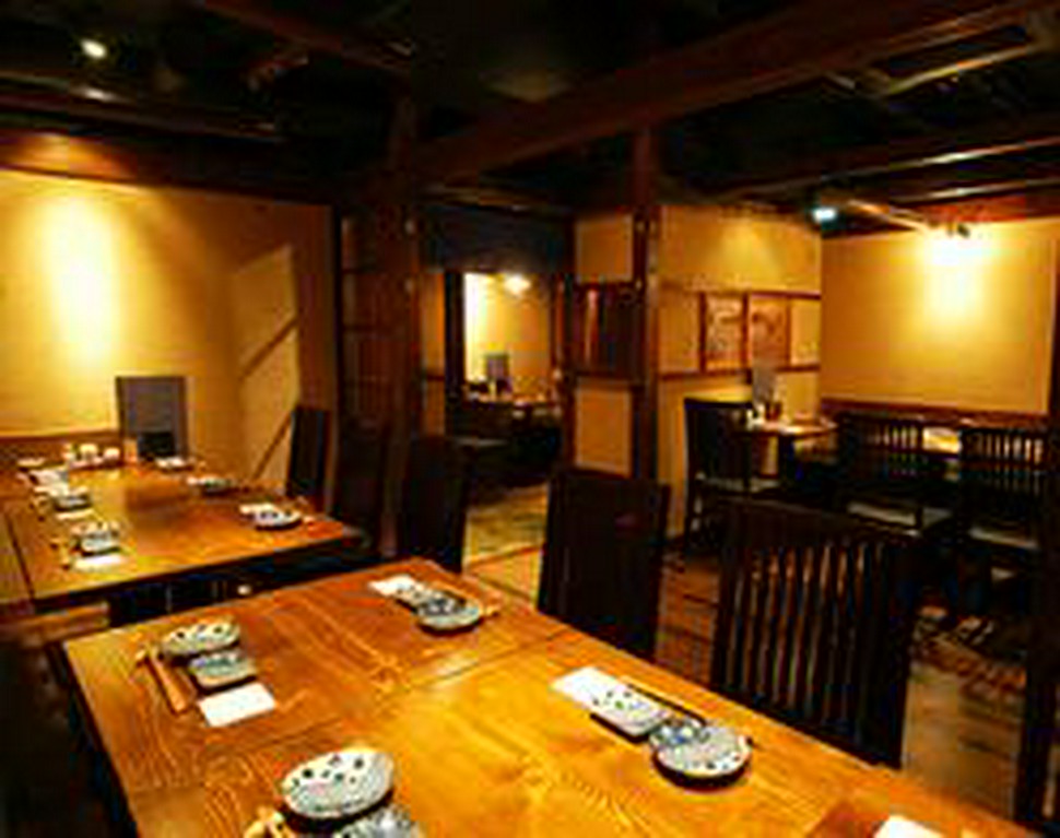 落ち着いた雰囲気の店内でおくつろぎください☆