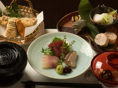 明るい雰囲気の中ゆったりと過ごす