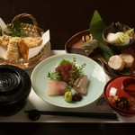 県産のブランド鶏長州どり、山口県直送の鮮魚御造り、天ぷらなど県産素材でも彩ったランチタイム限定プラン