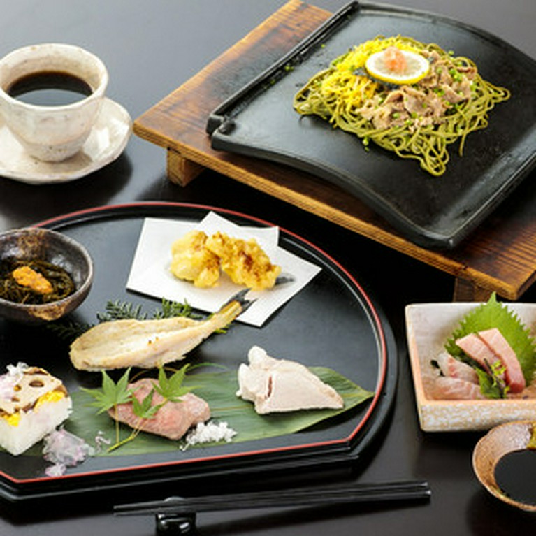 構成した豪華ランチ懐石コースです。