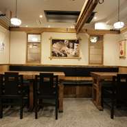 しっとりと落ち着いた雰囲気に包まれた店内は、大人の二人がくつろげる心安らぐ空間です。次々と登場する美食の数々に、お酒が進んで会話も弾むことでしょう。