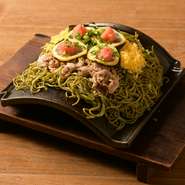 落ち着いた和の空間でいただく「郷土料理」は、ビジネスのシーンにも喜ばれます。贅を凝らしたコース料理はもちろんのこと、気ままに注文できる一品料理やおすすめメニューも充実しています。