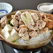 薩摩地鶏ベースの乳白色スープで農家さん直送のお野菜と鶏肉をお召し上がりください。
