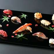 3種類の赤酢と、米酢を配合し、魚に合うように考案された特別な寿司酢は、【秀徳】が守り続けている味。昼は巻物・お椀が付いたセットとして、夜は3種類の料理を含んだコースとして味わうことができます。