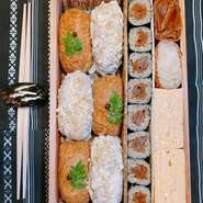 煮穴子の黒いなり3個、車海老と子持ち昆布の白いなりが3個
かんぴょう巻き、玉子焼き