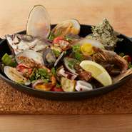 朝獲れの新鮮なお魚まるまる一匹を旬の野菜、トマト、魚介と一緒にオーブン焼きした豪快な一皿です！
