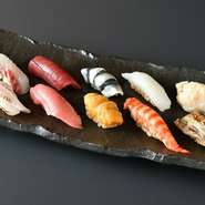 3種類の赤酢と、米酢を配合し、魚に合うように考案された特別な寿司酢は、【秀徳】が守り続けている味。昼は巻物・お椀が付いたセットとして、夜は3種類の料理を含んだコースとして味わうことができます。