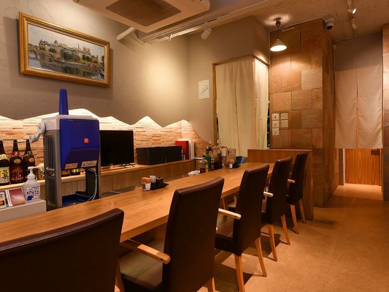 カウンター席は一人飲みにも◎ 野球観戦できます。