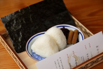 「田の心を伝える」。店名に表現された想いを込めた『息子の塩むすび』