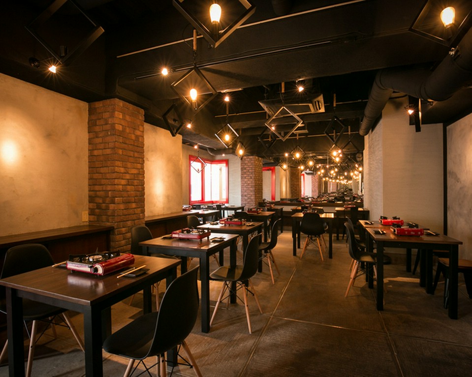 大きめのテーブルと煉瓦のお洒落な店内で絶品サムギョプサル