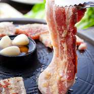 ブランド豚の三枚肉に秘伝のネギ塩ダレを漬け込みました。自家製みそ、薬味とたっぷり野菜を巻いて召し上がれ。
※2人前～