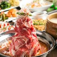 厳選和牛とブランド豚を韓国風の甘辛すき焼きで。玉子をつけて召し上がれ。
※2人前～