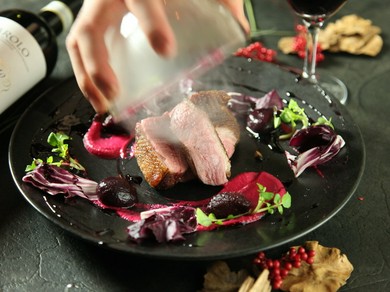 瞬間燻製したマグレ鴨のロティ ビーツダイスと苺のコンポート