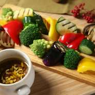 旬野菜をふんだんに使います
ニンニクソースとアンチョビソースを
一緒に合わせてお口の中でバーニャカウダを表現