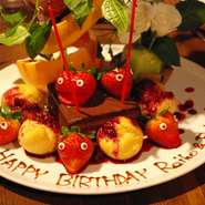 記念日や誕生日はやっぱりケーキでお祝い♪メッセージプレートのご準備はもちろん、サプライズ演出などお手伝い出来ることがあれば協力させて頂きますのでお気軽にお問合せ下さい！！