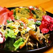 日替わり食材を使った前菜の中からおすすめを盛り合わせにしてご提供！