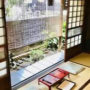 1949(昭和24)年築の日本家屋をそのまま改築した懐かしく、落ち着いた雰囲気漂う空間です。