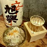 辛口の日本酒を厳選してご提供しております。珍味、和え物、煮物、焼物、揚げ物等各種、日本酒に合うおつまみを、日替わりでご提供。