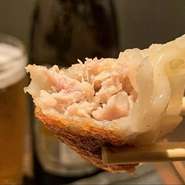 炎の人気商品、秘伝のネギ塩ダレで漬け込んだ神戸ポークのサムギョプサル肉をたっぷり使った、本気で旨い餃子ができました☆小麦粉にこだわった特製皮でひとつひとつ手包みで仕上げます♪