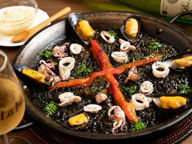 バリエーション豊富な料理を囲んで盛り上がる歓送迎会