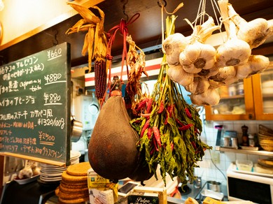 スペインバルでタパスやパエリアをワインと共に