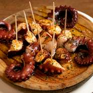上質な明石産の蛸でつくるスペイン・ガリシア地方の名物料理。軽く茹でた蛸を粗塩、スペイン産パプリカパウダー、オリーブオイルでシンプルに調味した定番のタパスです。柔らかい食感と素材の旨みが活きています。