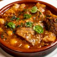 牛の胃袋「ハチノス」を使ったスペインの郷土料理です。生ハムの骨からとったブイヨンとトマトをベースにして、ひよこ豆や牛すじ、豚足などを一緒に煮込んだスペイン版もつ煮。体が温まり、ワインが進む一品です。
