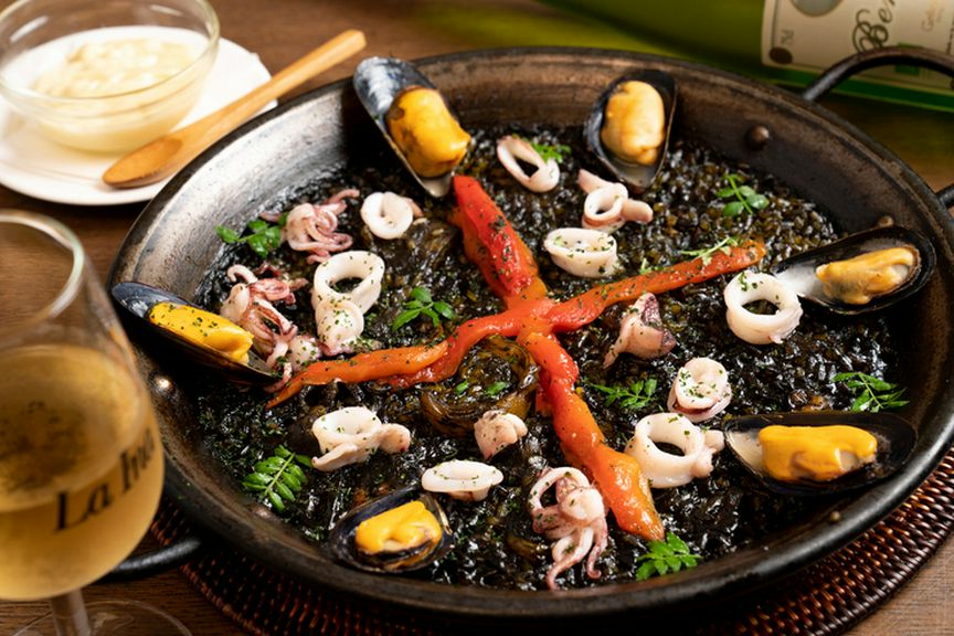 漆黒の米に魚介の旨みがギュッと詰まった『イカ墨のパエリア』 ※2人前〜