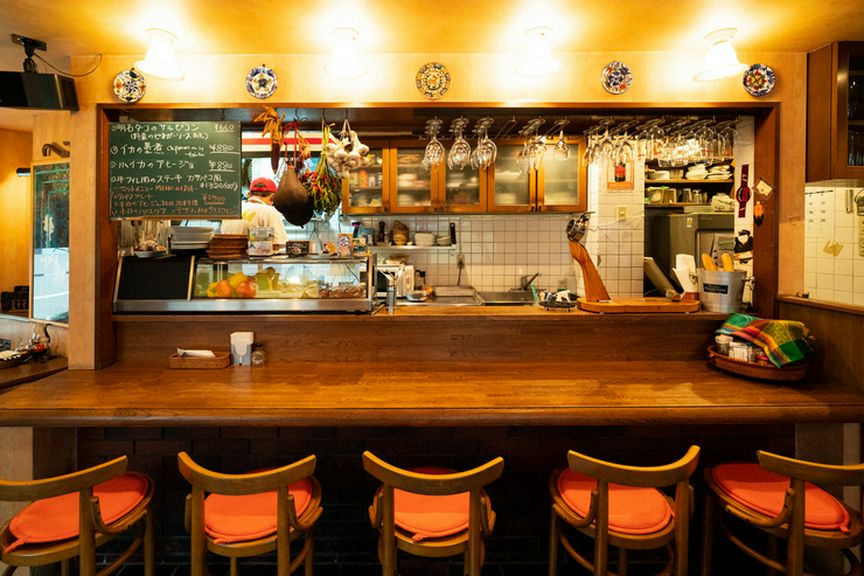 お一人で訪れる常連客も多数