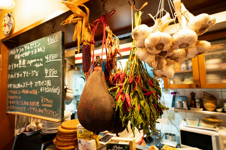 旨みの濃い生ハムやアヒージョなど、ワインが進むおつまみが豊富