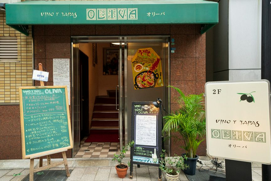 三宮駅から徒歩3分。洋菓子店が入ったビルの2階