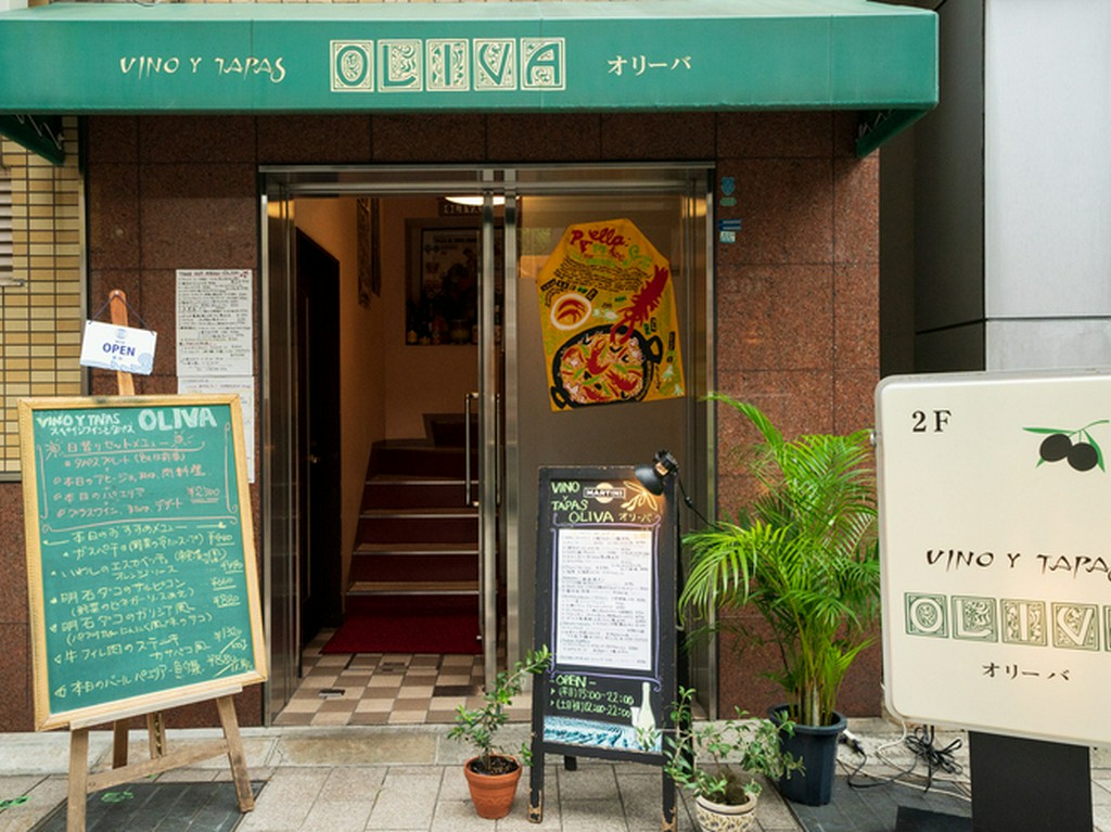 三宮駅から徒歩3分。洋菓子店が入ったビルの2階