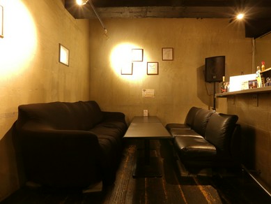 バリエーション豊富な料理を囲んで盛り上がる歓送迎会