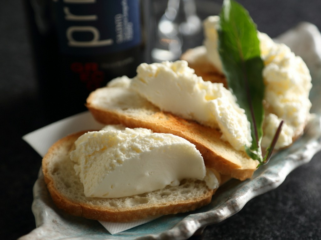 自家製レアチーズのカナッペ