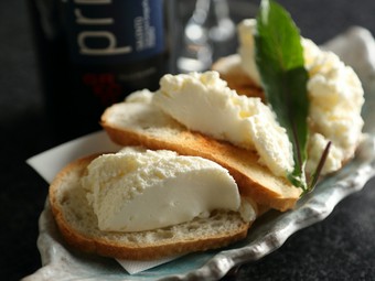 自家製レアチーズのカナッペ