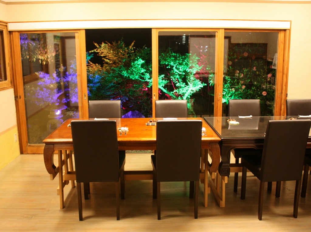 ライトアップされた日本庭園を眺めながら