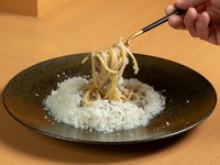 コースの〆はシェフ自慢の日替わりパスタ。ディナーコースの一品『〆（パスタ）』