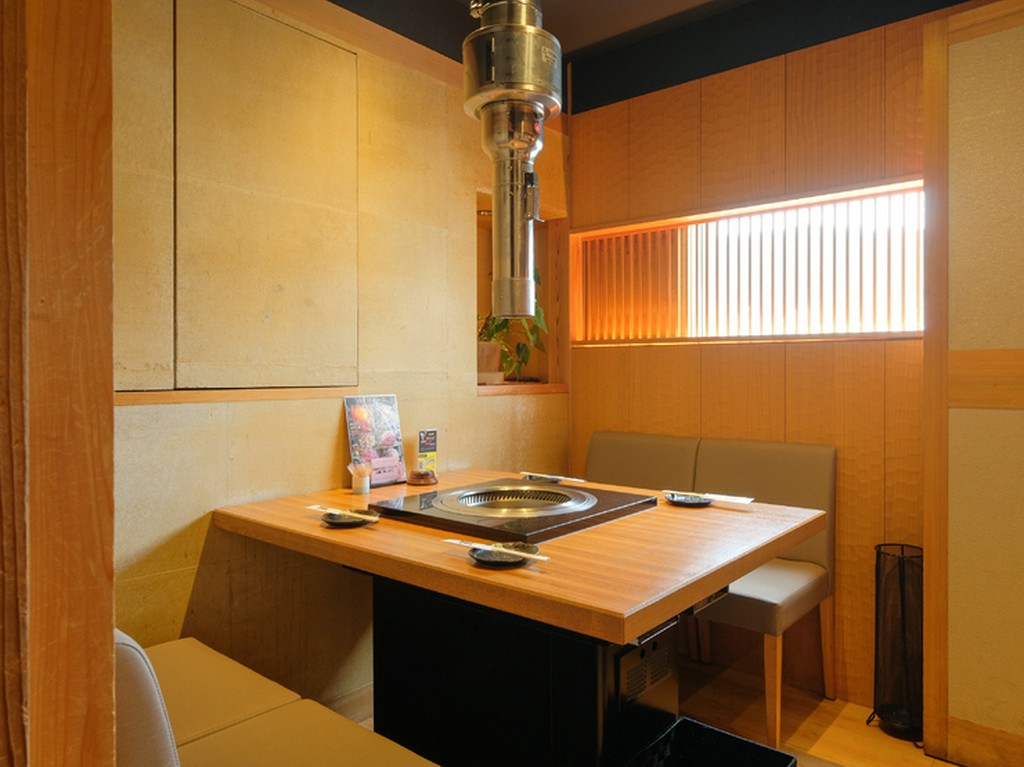 落ち着いた雰囲気の個室で、神戸牛を堪能する焼肉女子会