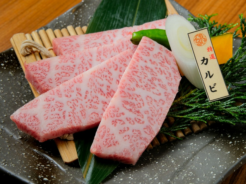 迫力の大きめカット。ジューシーな脂のおいしさをたっぷりと堪能『特選　カルビ』