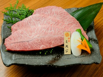 人気の希少部位。霜降りの上品な旨みを楽しめる『特選　ミスジ』
