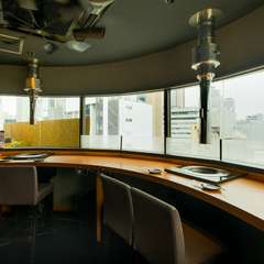 神戸の街を眺められるカウンター席