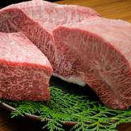 兵庫県内の3ヶ所の契約農場より、厳選した神戸牛を提供しています。炭火で焼いた特選神戸牛はまさに絶品！希少部位から最高級部位まで、肉の種類も充実しています。