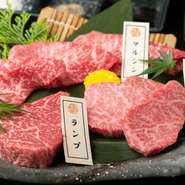 兵庫県内の3ヶ所の契約農場より、店主自らお肉を厳選しています。その日の一番の味を、ゲストにゆっくり味わって欲しいという想いから、落ち着きある空間づくりに力を入れています。