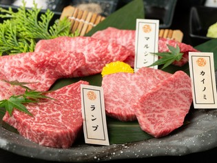 厳選した神戸牛の焼肉を、落ち着いた個室で贅沢に