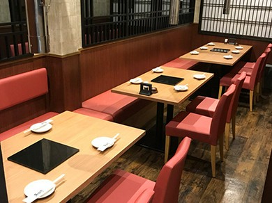 お客様にはアルコール消毒のご協力をお願いしております