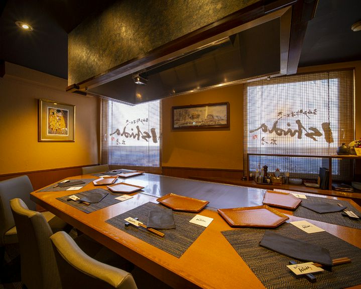 心落ち着く和空間。鉄板カウンター付き個室もあり