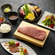 兵庫県内の三ヶ所の牧場から仕入れた「神戸牛」。多くのお肉を見極め続けてきたオーナーが、自信を持って薦める逸品をぜひ賞味あれ。旬の海の幸に野菜などのお肉を支える食材も、選りすぐりのものを用意しています。